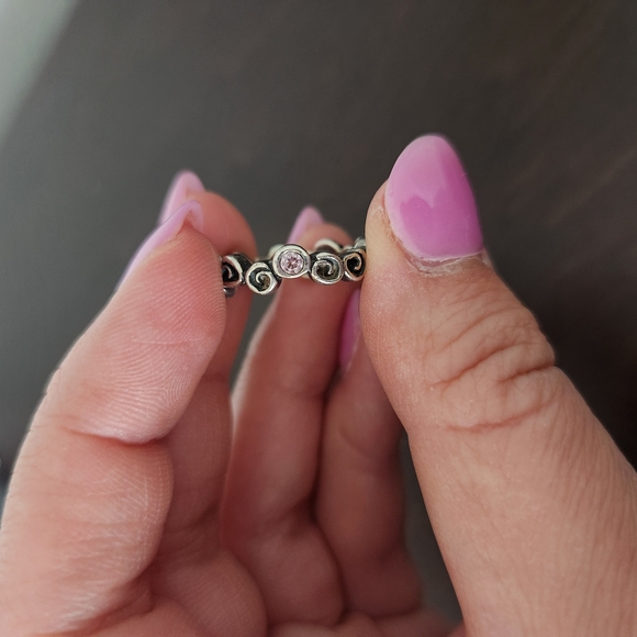 Elegant Silver Swirl Ring with Crystal Accent - Picture 4 of 5